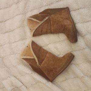 UGG Classic Mondri Cuff Chestnut Boots - Women's